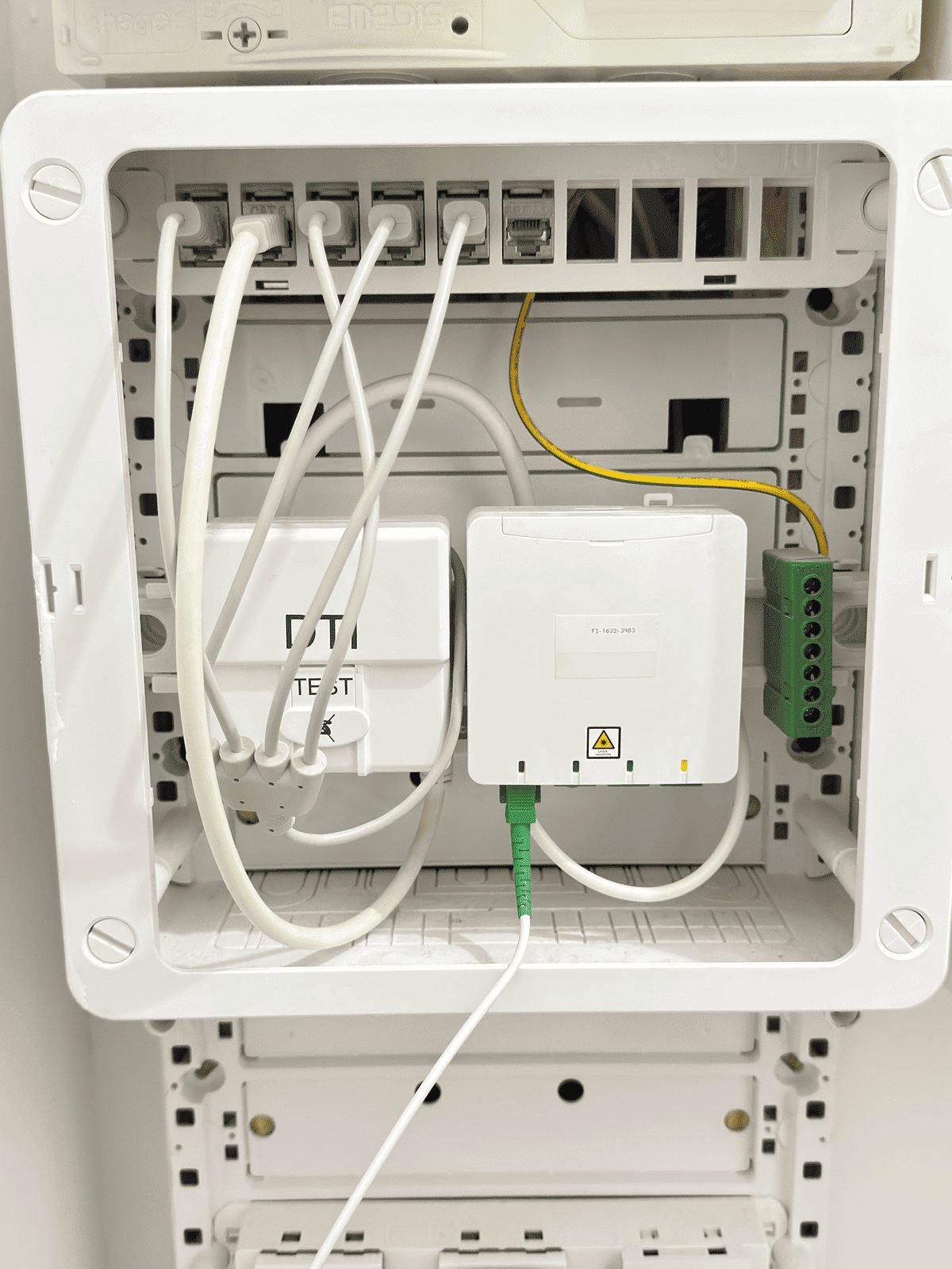 Coffret de communication : arrivée de la fibre, box et départs réseau